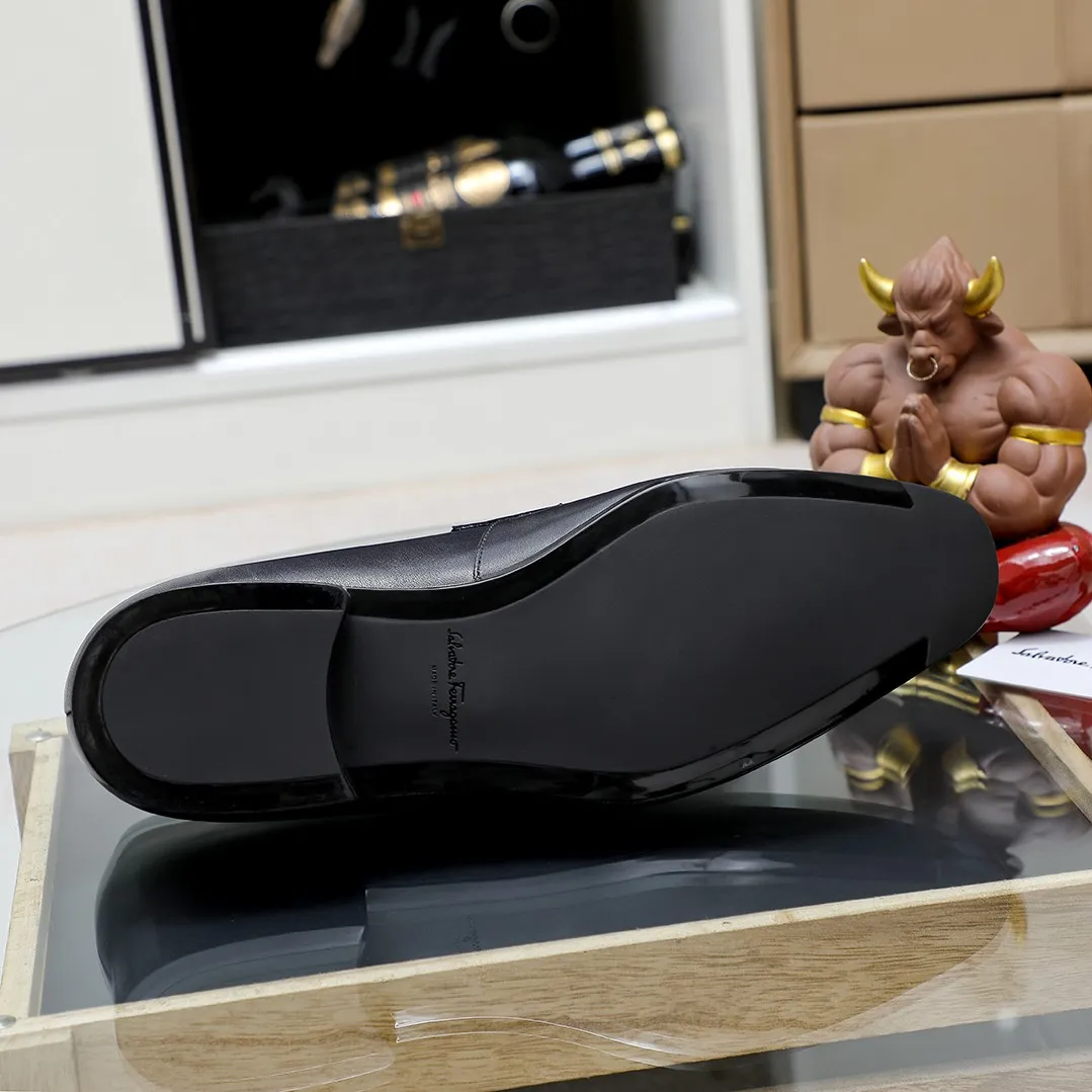 Men's shoes 💰460 🔥Ferragamo's new men's casual slip-on shoes🇨🇳Official website original 1:1 mold, original quality💯Fine workmanship, high-end luxury☘The upper is made of imported Italian first-layer cowhide🌴Luxurious water dyeing🐂Leather lining🍓Rubber wear-resistant and non-slip outsole, breathable and comfortable to wear🍍The first choice for high-grade men, 5 colors available! Code number 38-44 (45.46. Customized)
